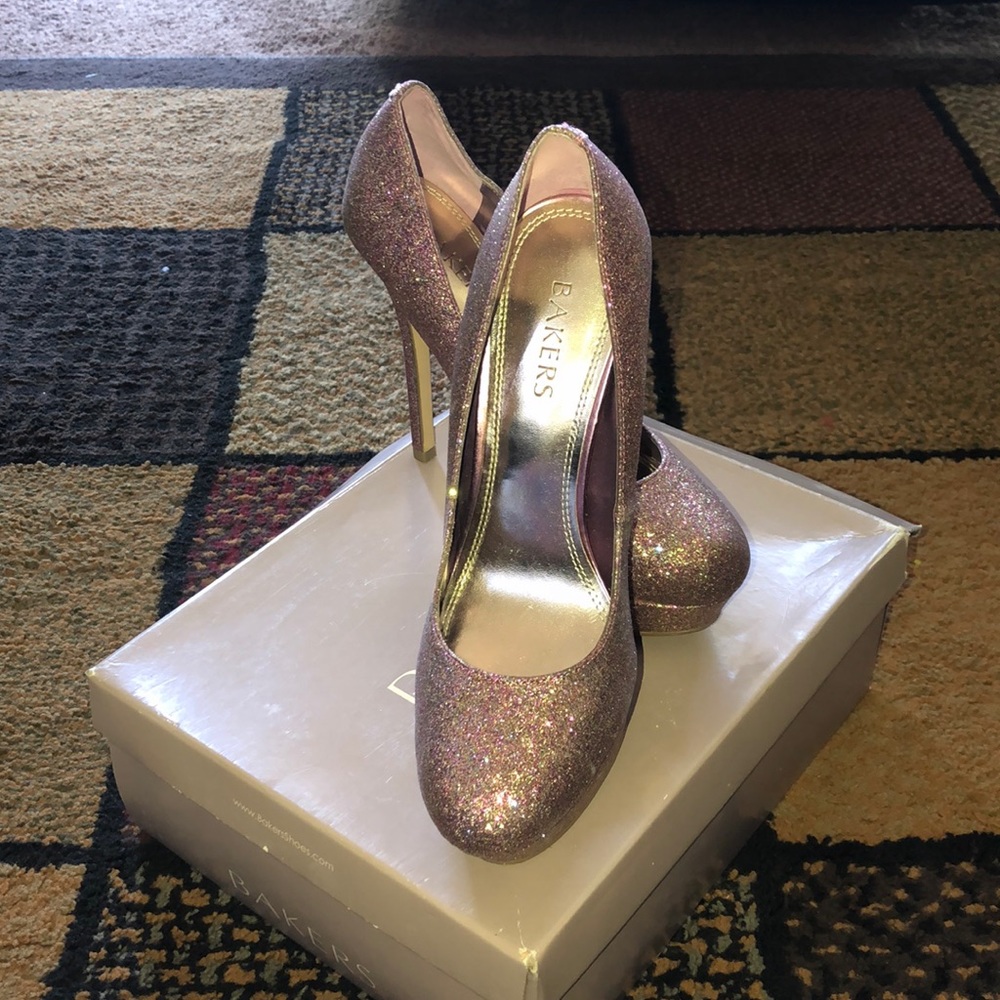 8.5 heels with hand bag